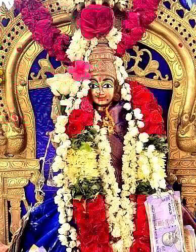 பொங்கல்விழாவினையொட்டி மோட்டூரில் உள்ள அருள்மிகு தொட்டியன் சுவாமிக்கு ஞாயிற்றுக்கிழமை செய்யப்பட்டிருந்த சிறப்பு அலங்காரம்.