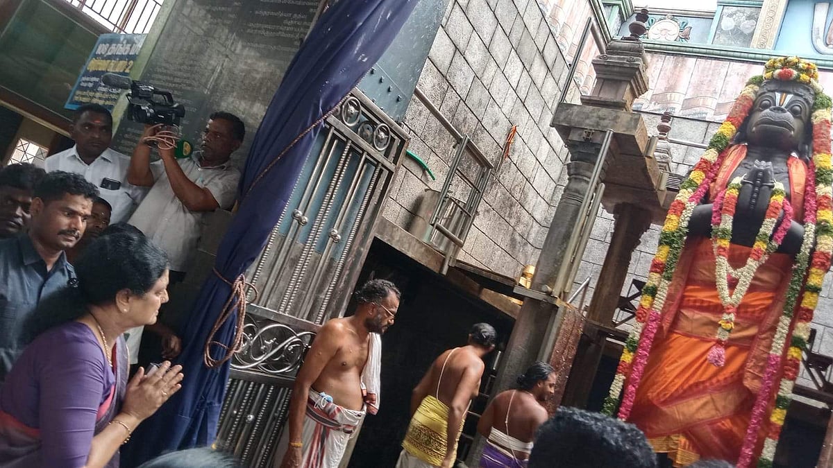 நாமக்கல் ஆஞ்சனேயர் கோயிலில் வழிபாடு செய்தார் சசிகலா