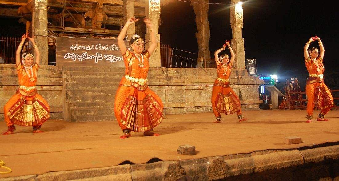 தஞ்சாவூர் பெரியகோயிலில் சித்திரைப் பெருவிழாவில் நிகழும் சின்ன மேள விழா