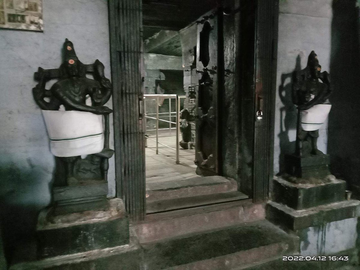 கோயிலின் கருவறை மண்டபத்துக்கு முன்னுள்ள துவார பாலகர்கள்.