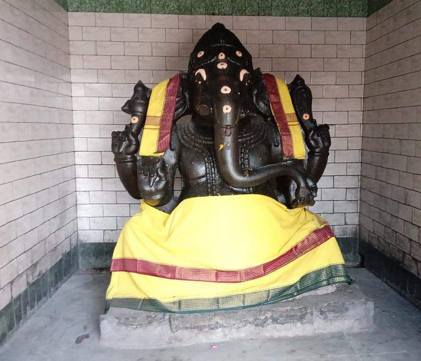 பிரம்மாண்டமாய் காட்சியளிக்கும் ராஜ விநாயகர்