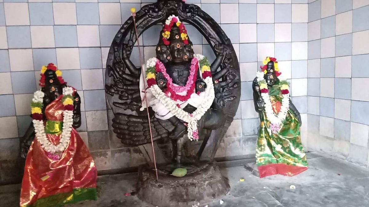 வள்ளி-தெய்வசேனா சமேதராய் காட்சியளிக்கும் முருகப்பெருமான்