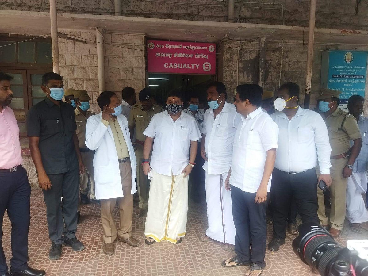 மதுரை ராஜாஜி அரசு மருத்துவமனையில் அமைச்சர்கள் பழனிவேல் தியாகராஜன், மூர்த்தி, மக்களவை உறுப்பினர் சு.வெங்கடேசன்.