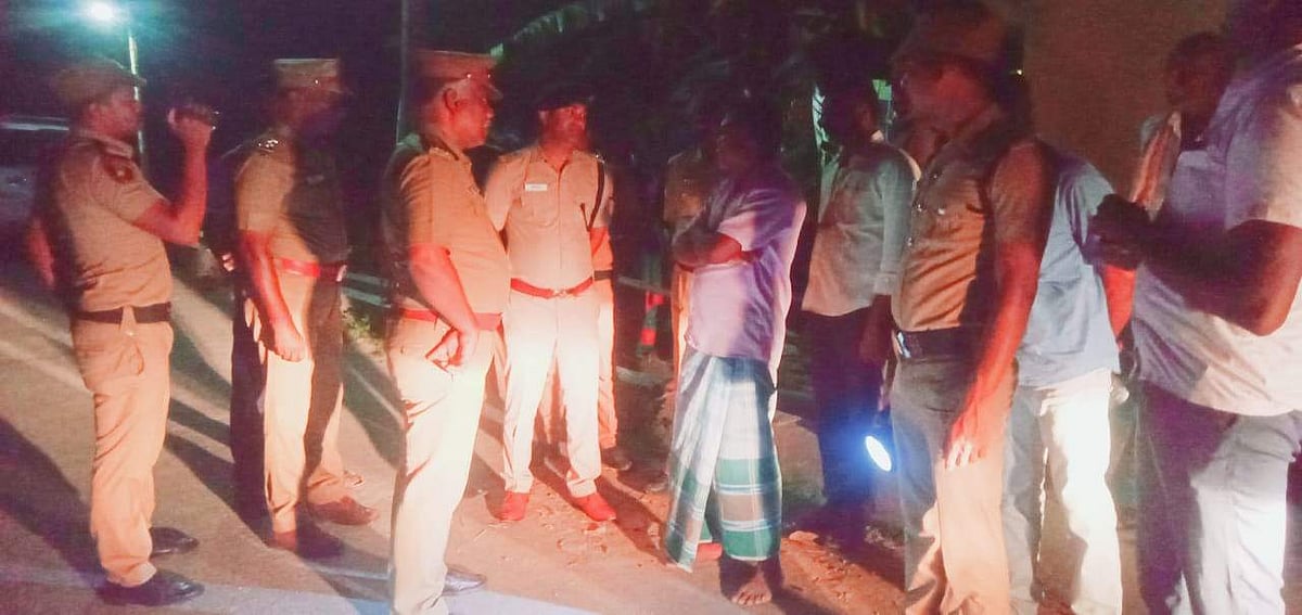 சம்பவம் குறித்து அம்பேத்கர் நகர் மக்களிடம் திருச்சி மாவட்டம் எஸ்பி சுஜித்குமார் விசாரிக்கிறார்