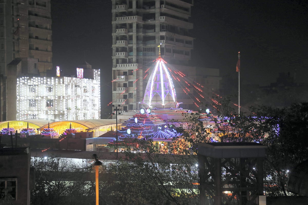 புதுதில்லியில் நவராத்திரியை முன்னிட்டு ஜண்டேவாலன் கோயில் மின் விளக்குகளால் ஜொலித்தது