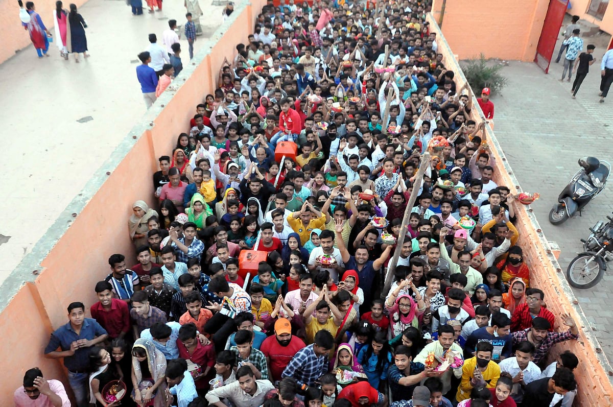 மொரதாபாத்தில் சைத்ர நவராத்திரியை முன்னிட்டு சுவாமி தரிசனம் செய்யக் கூட்டம் கூட்டமாக வரிசையில் காத்திருந்த பக்தர்கள்