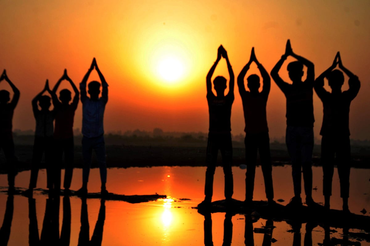 மொரதாபாத் நகரில் சைத்ர நவராத்திரியின் முதல்நாளில்  சூரிய பூஜை செய்யும் பக்தர்கள்