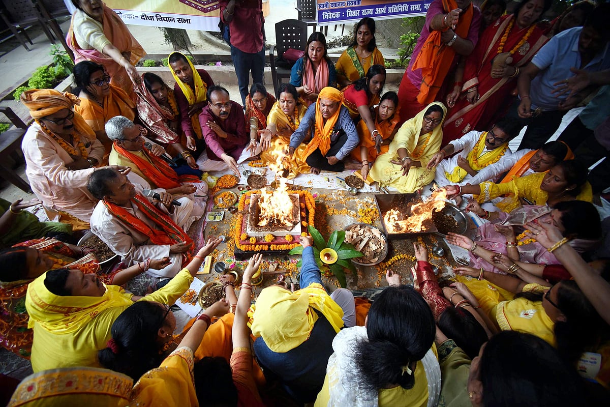 பாட்னாவில் சைத்ர நவராத்திரியின் முதல் நாளில் வழிபாடு செய்யும் பக்தர்கள்
