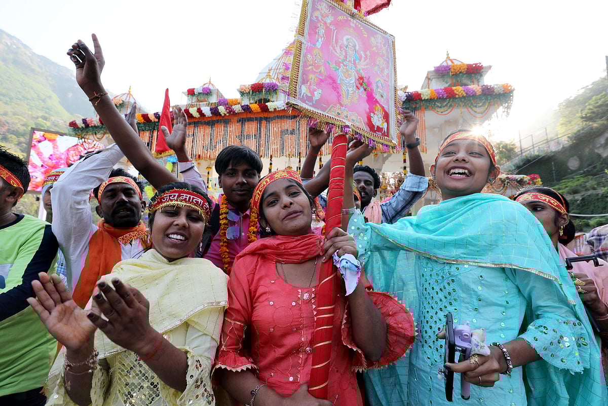 கத்ராவில் சைத்ர நவராத்திரியை முன்னிட்டு மாதா வைஷ்ணவி தேவி கோயிலுக்குச் செல்லும் பக்தர்கள்