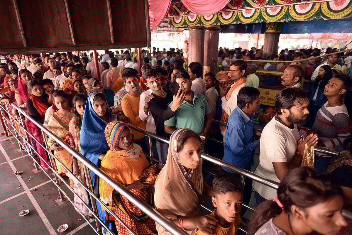 பிராயக்ராஜில் உள்ள கோயிலில் சைத்ர நவராத்திரியின் முதல் நாளில் பிரார்த்தனை செய்ய வரிசையில் காத்திருந்த பக்தர்கள் 