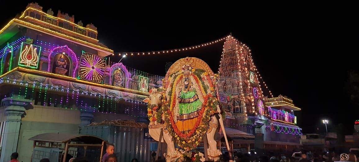 <strong>மின்னொளியில் சமயபுரம் மாரியம்மன் கோயில்</strong>