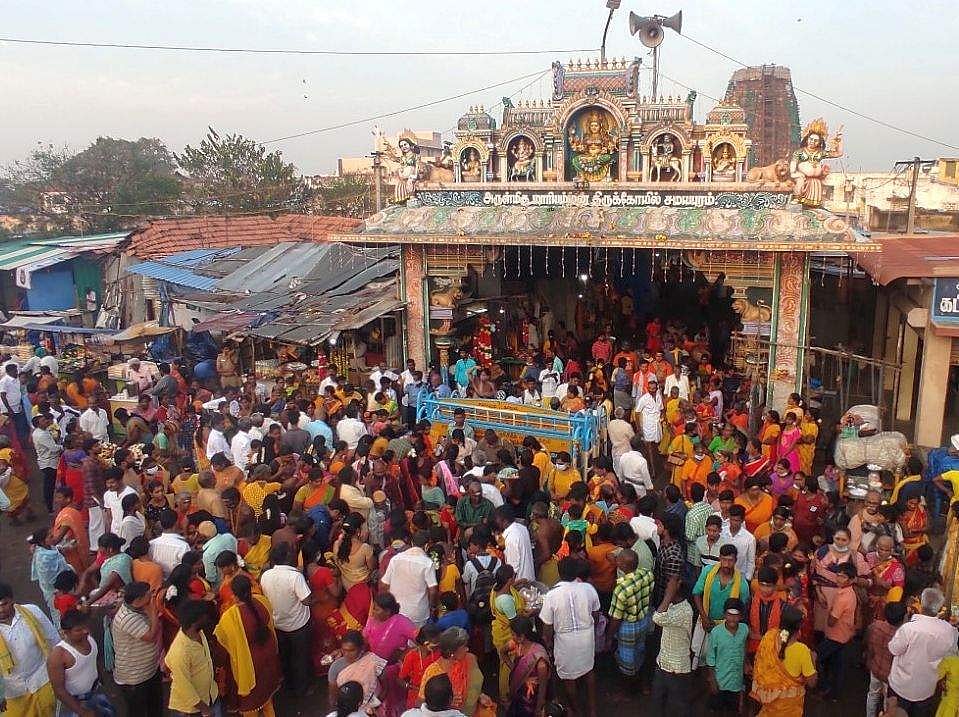 <strong>திருக்கோயிலின் முகப்பு மண்டப நுழைவுவாயில் பகுதி</strong>