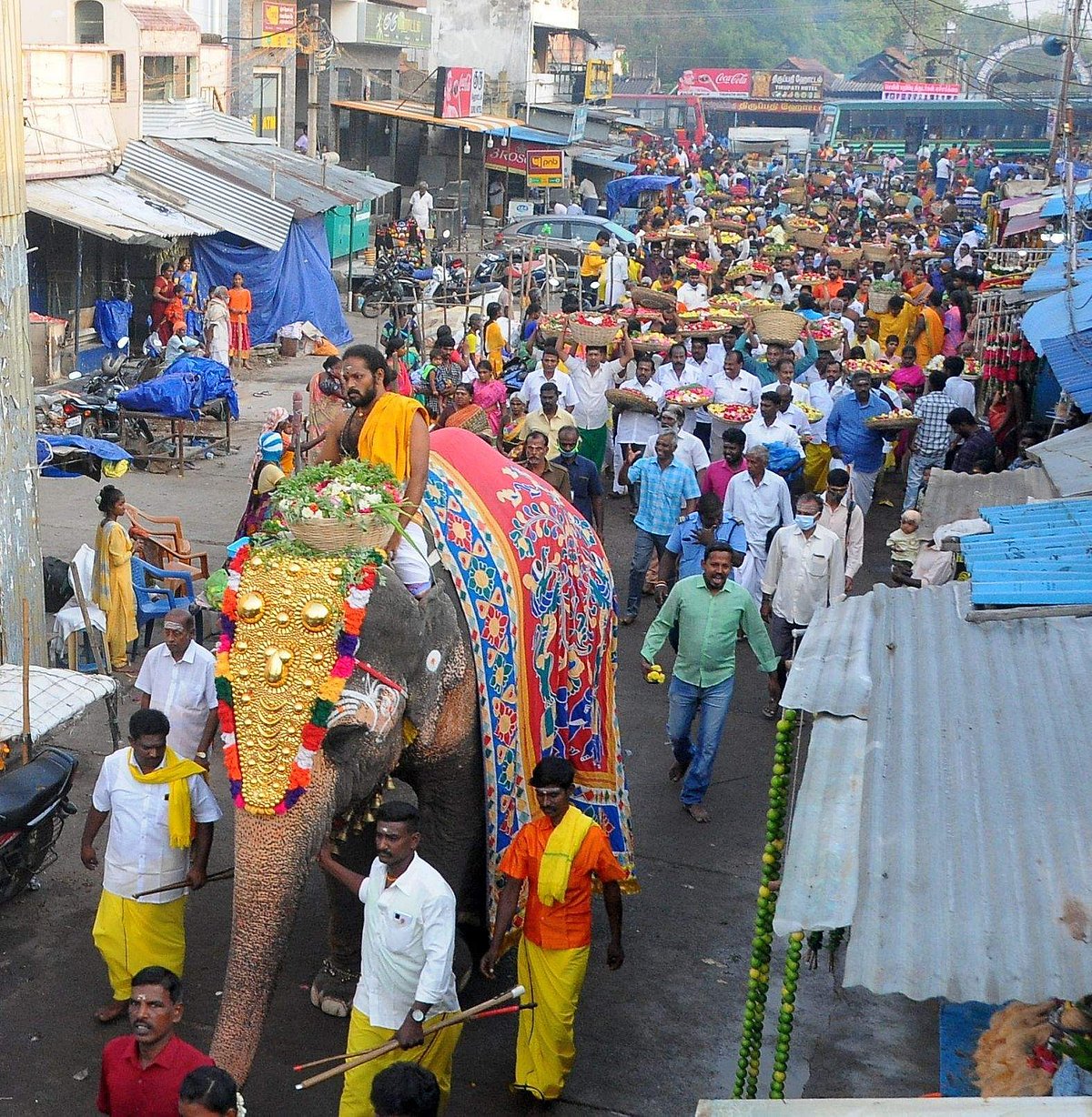 <strong>பூச்சொரிதலையொட்டி அம்மனுக்கு சாத்துவதற்காக கொண்டு வரப்படும் பூக்கள்</strong>