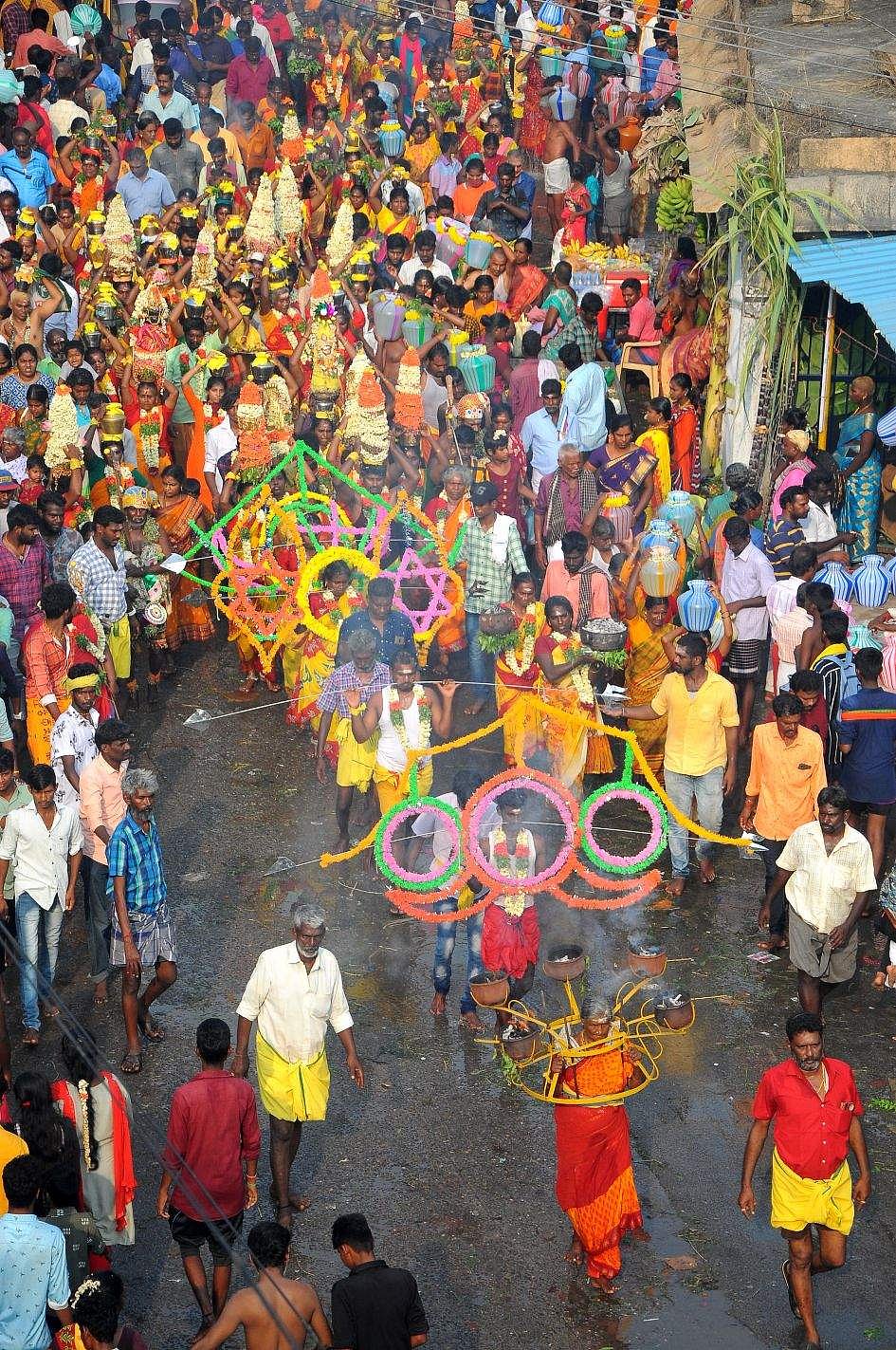 <strong>சித்திரைத் தேரோட்டம் - பால்குடம், அலகு குத்தி நேர்த்திக்கடன் செலுத்தும் பக்தர்கள்</strong>