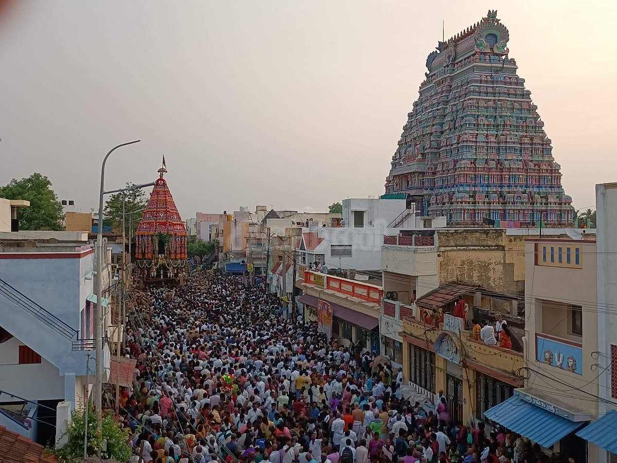 ஸ்ரீரங்கம் அருள்மிகு அரங்கநாத சுவாமி திருக்கோயிலில் வெள்ளிக்கிழமை நடைபெற்ற சித்திரை தேரோட்டம்.