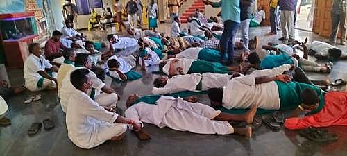 தஞ்சாவூர் மாவட்ட ஆட்சியர் அலுவலகத்தில் தரையில் படுத்து போராட்டத்தில் ஈடுபட்ட தேசிய தென்னிந்திய நதிகள் இணைப்பு விவசாயிகள் சங்கத்தினர்.