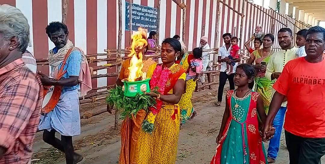 அக்கினிச் சட்டி எடுத்து கோயிலை சுற்றி வந்து நேர்த்திக்கடன் செலுத்திய பெண் பக்தர்