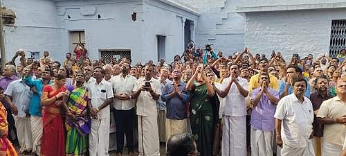 கொடியேற்ற நிகழ்ச்சியில் கலந்து கொண்டவர்கள்.