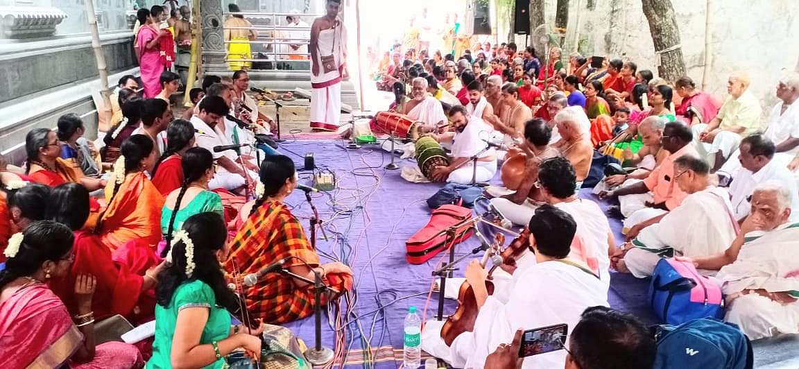மானாமதுரையில் கர்நாடக இசைக்கலைஞர்கள் கூடி கோஷ்டிகானம் பாடி பிரமேந்திரர் சுவாமிக்கு குரு அஞ்சலி செலுத்தினர்.