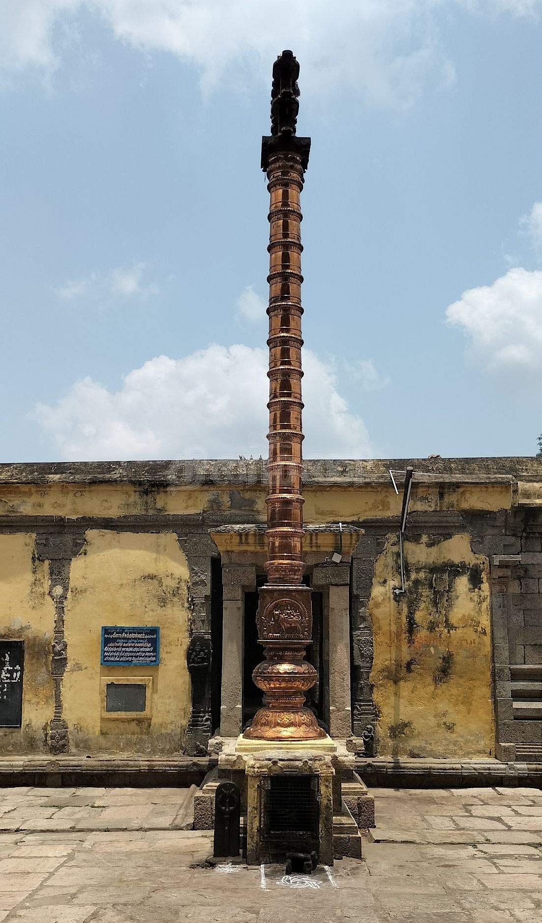 <strong>கோயில் முகப்பில் உள்ள கொடி மரம்</strong>