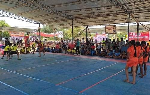 கபாடி போட்டியில் பங்கேற்ற பெண்கள் அணி.