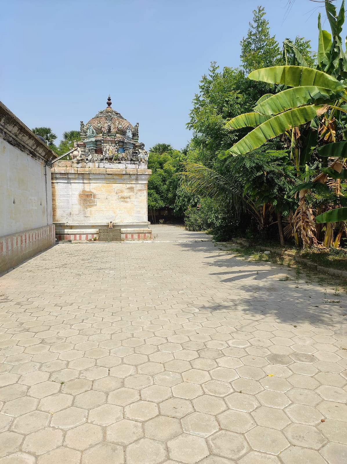 <strong>கோயிலின் வெளிப் பிரகாரம்</strong>