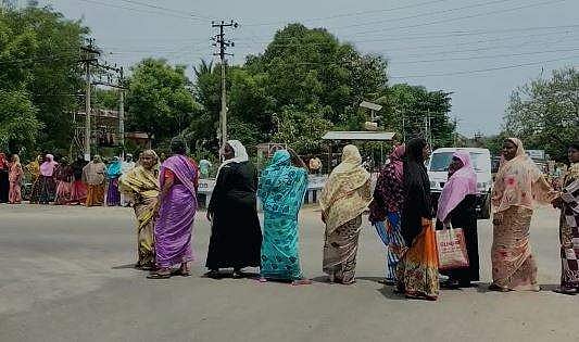 போராட்டத்தில் ஈடுபட்ட மக்கள்