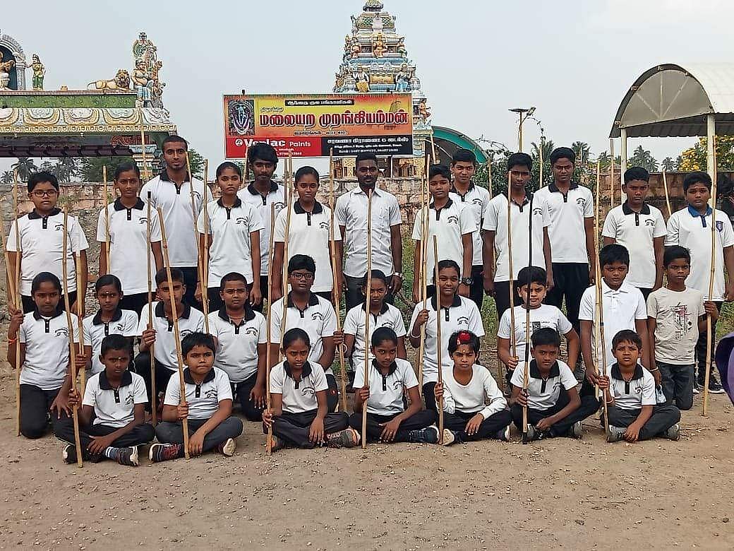 சிலம்ப பயிற்சி மாணவர்களுடன் பயிற்சியாளரான ஜெ.ஸ்ரீபிரகாஷ்(நடுவில்)