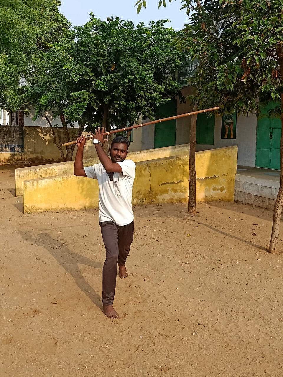 சிலம்பம் சுழற்றும் இளைஞர் ஜெ.ஸ்ரீபிரகாஷ்