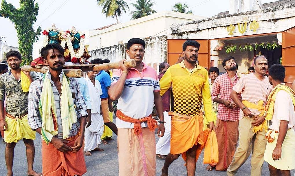 அருள்மிகு சென்னகேசவப்பெருமாள் சித்திரைத்தேர்திருவிழாவினையொட்டி  சங்ககிரி நகருக்கு வெள்ளிக்கிளமை மாலை  எழுந்தருள அலங்கரிக்கப்பட்ட அருள்மிகு ஸ்ரீதேவி, ஸ்ரீபூதேவி உற்சவமூர்த்தி சுவாமிகளை திருமலைக்கு எடுத்துச் செல்லும் பக்தர்கள்.