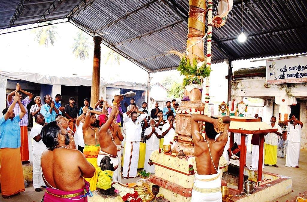 அருள்மிகு சென்னகேசவப்பெருமாள் சித்திரைத்தேர் திருவிழாவினையொட்டி  சங்ககிரி வி.என்.பாளையத்தில் உள்ளஅருள்மிகு வஸந்தவல்லபராஜ பெருமாள் கோயிலில் வெள்ளிக்கிழமை காலை கொடியேற்றப்பட்டு நடைபெற்ற சிறப்பு பூஜைகள். 