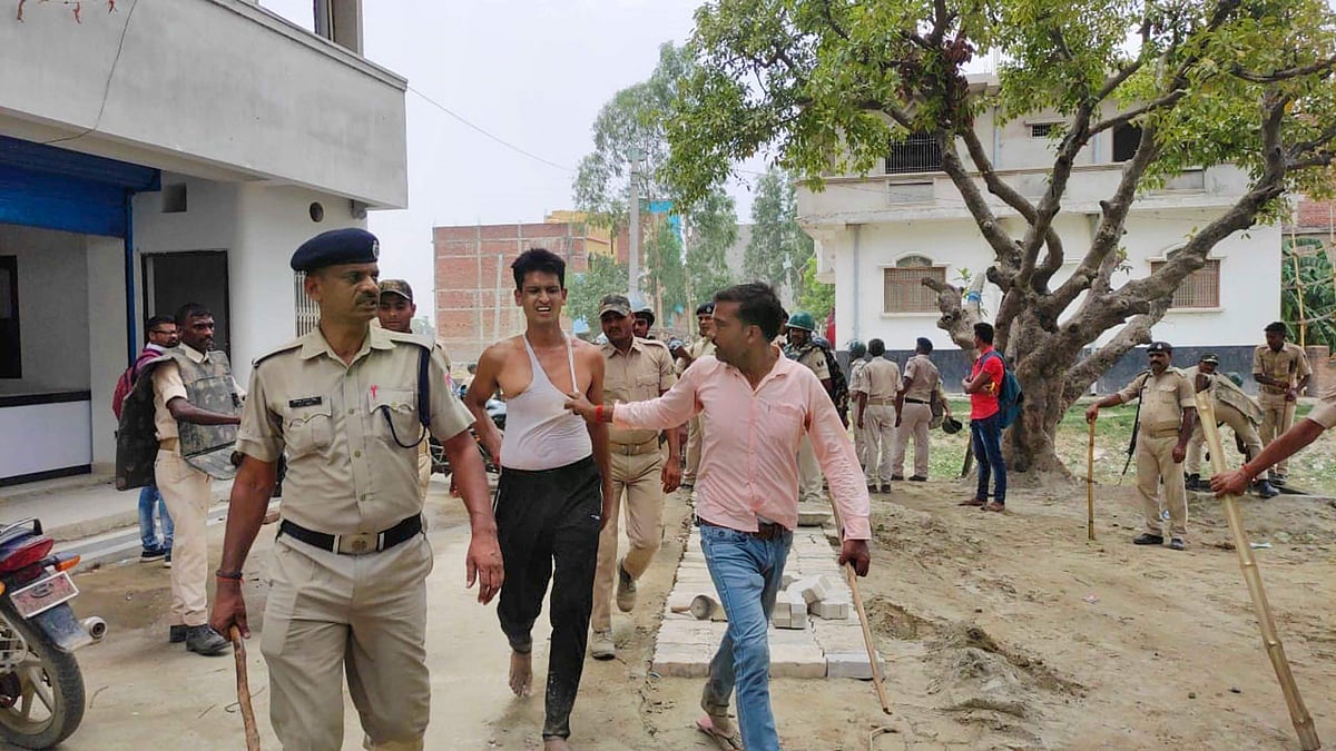 பிகாரில் போராட்டத்தில் ஈடுபட்ட  ஒருவரை கைது  செய்து அழைத்துச் செல்லும் காவல்துறை. 