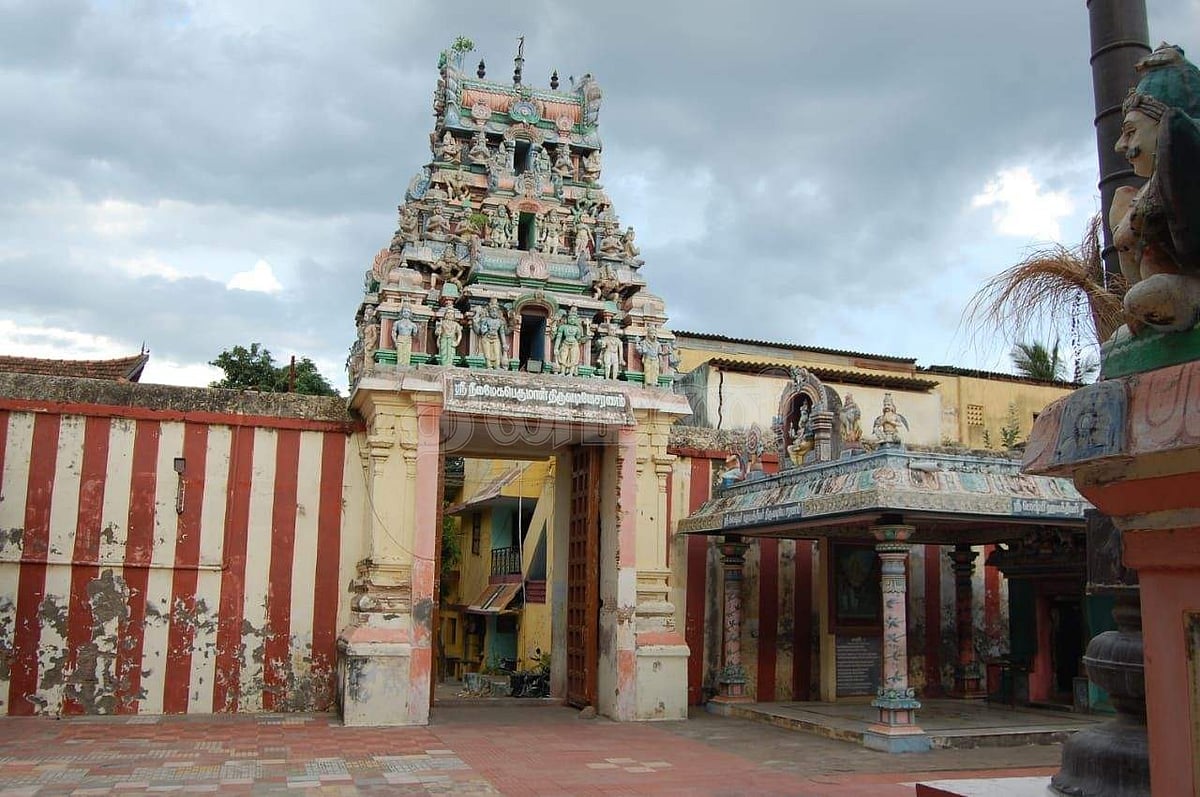 <strong>நீலமேக பெருமாள் கோயில் முகப்பு</strong>