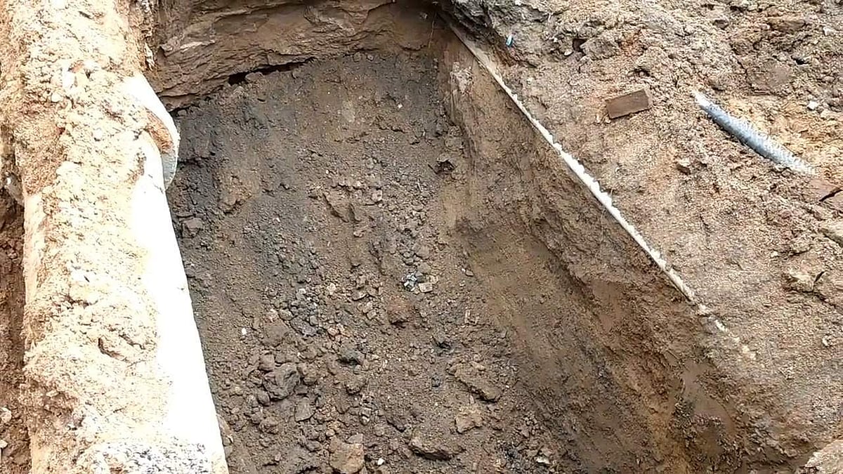 <strong>பொன்மேனி பிரதான சாலையில் ஏற்பட்ட பள்ளம்</strong>