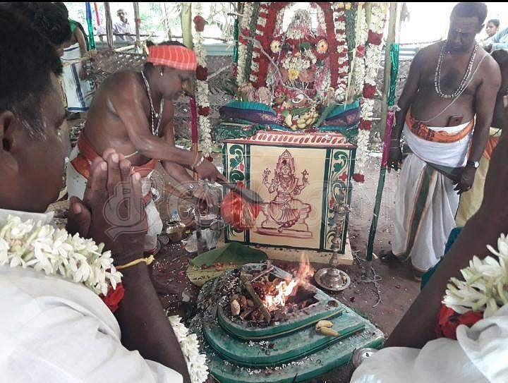 யாகசாலையில் பூர்ணாஹுதி