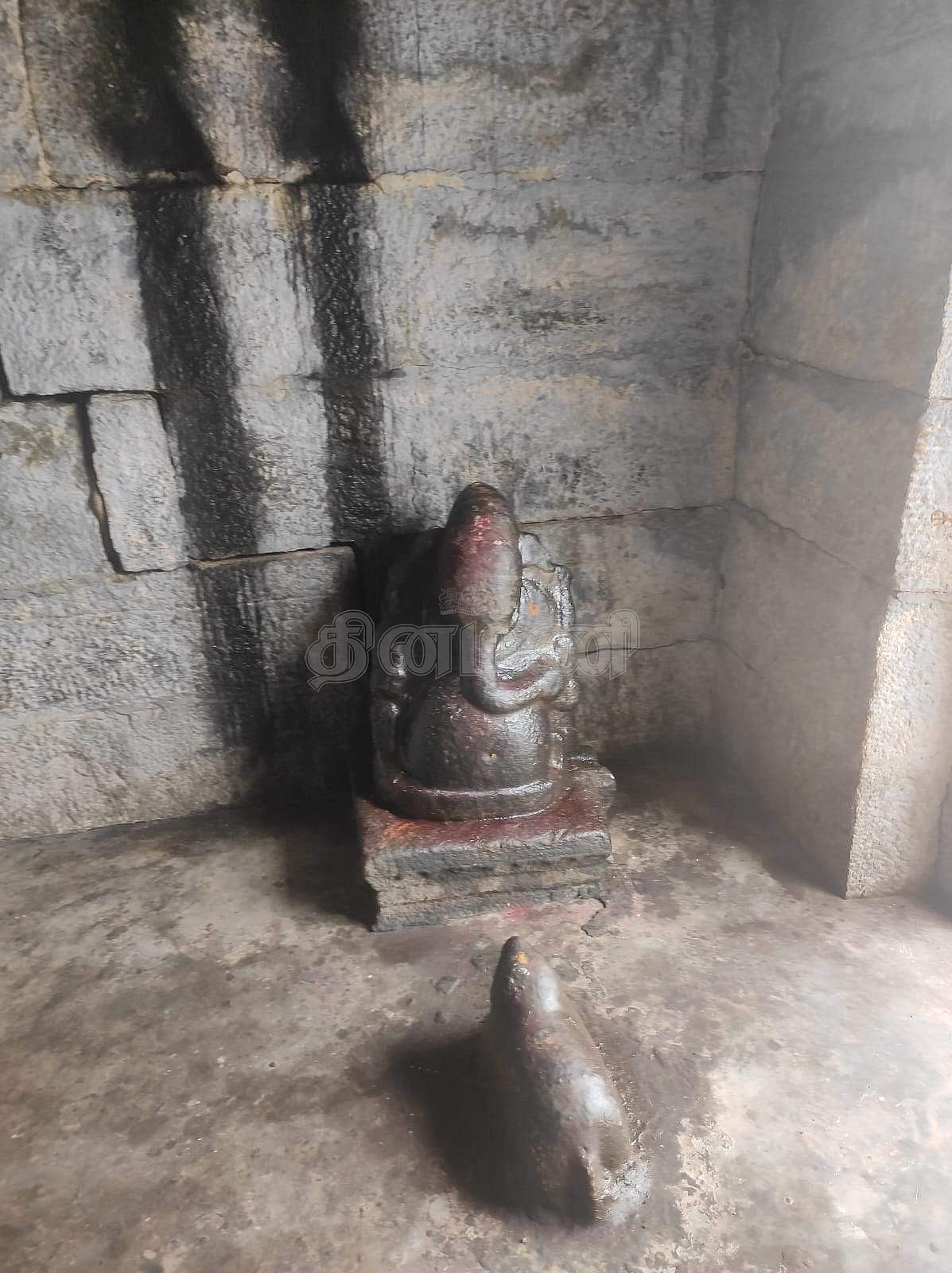 இறைவி சன்னதிக்குள் எழுந்தருளியுள்ள விநாயகப் பெருமான்