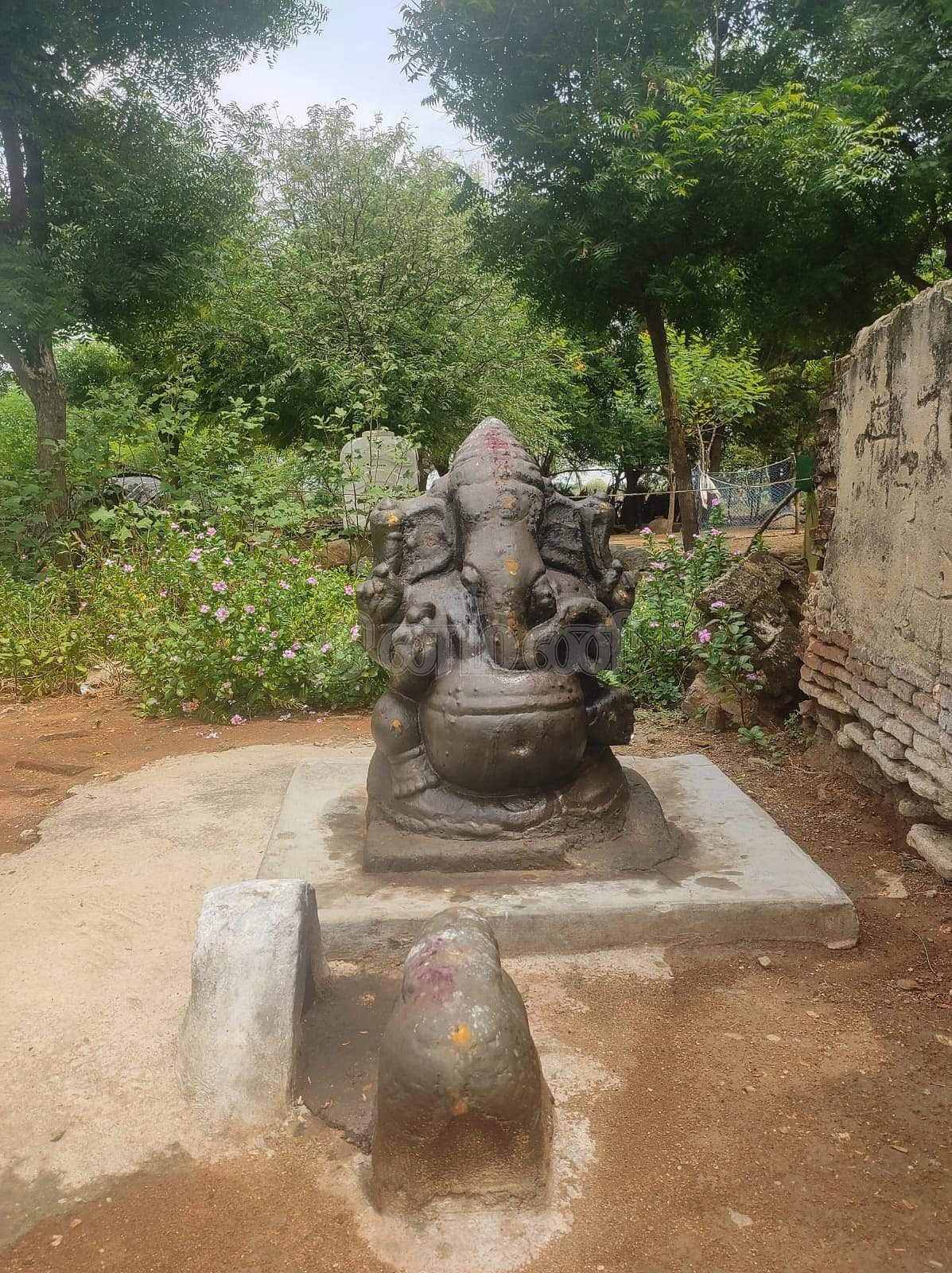 இறைவன் சன்னதிக்கு எதிரில் எழுந்தருளியுள்ள அருள்மிகு சக்தி விநாயகர்