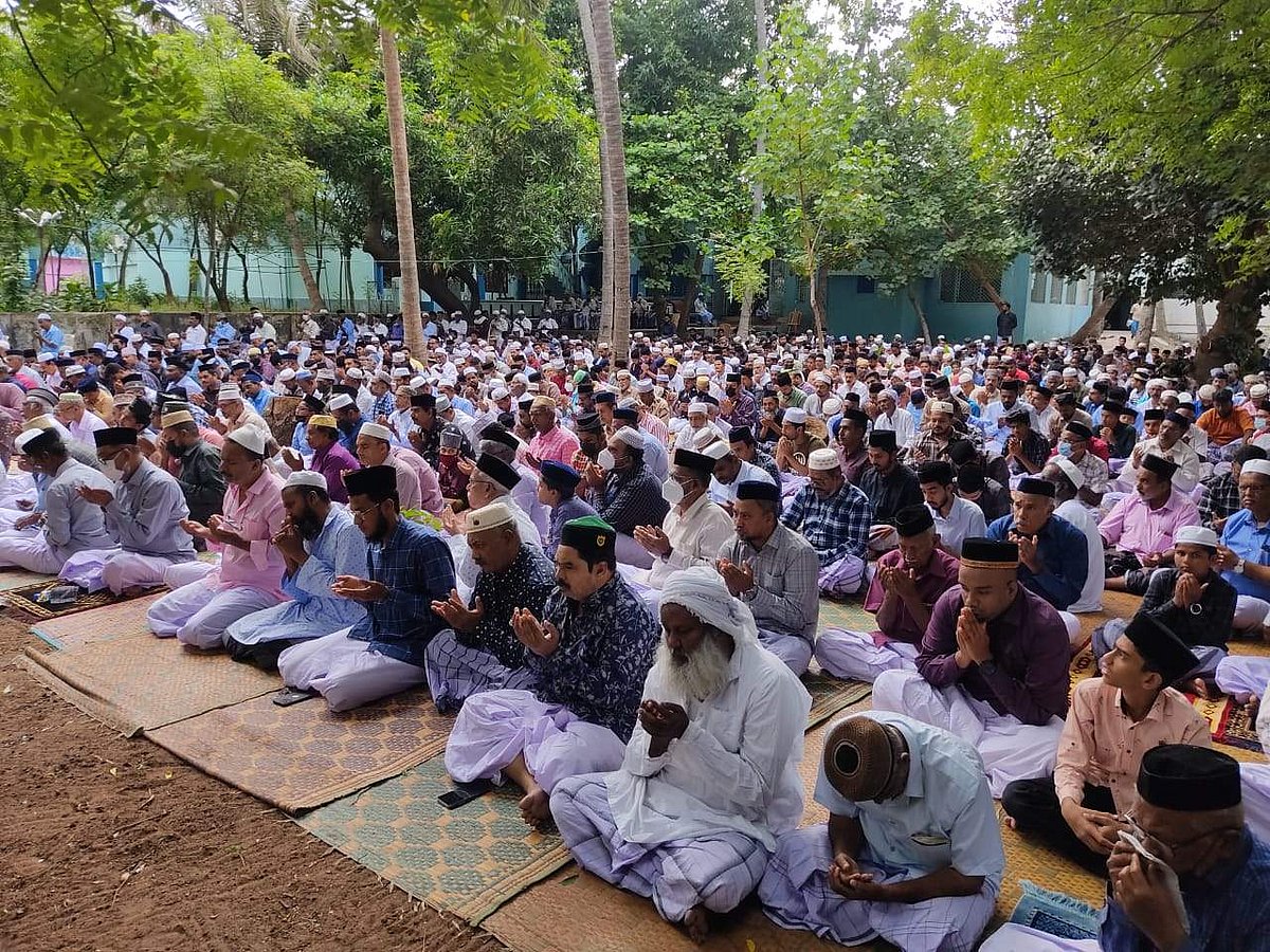 கூத்தாநல்லூர் மேலப் பள்ளியில் தொழுகை நடத்திய இஸ்லாமியர்கள் 