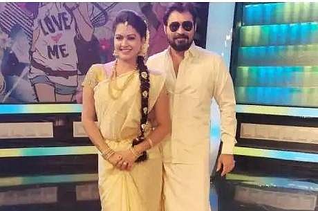 கணவர் தினேஷுடன்