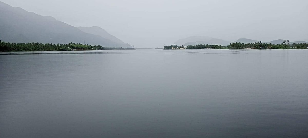 பூலாம்பட்டி பகுதியில் பாய்ந்து வரும் காவிரி ஆறு