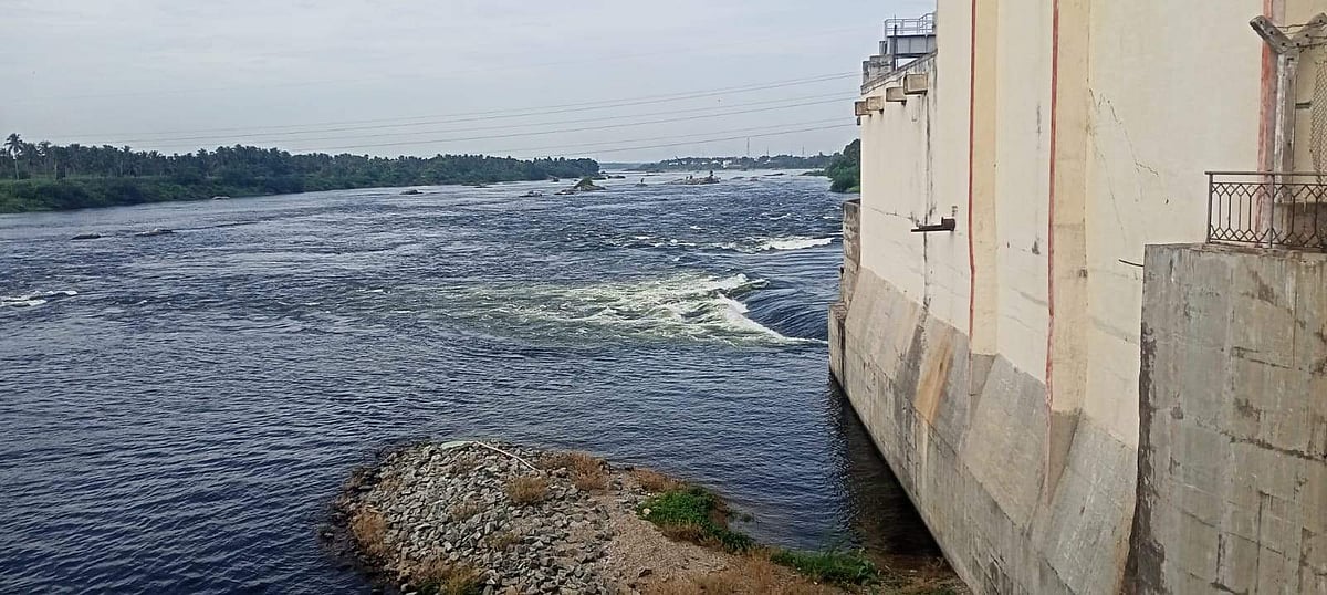 பூலாம்பட்டி கதவணை நீர் மின் நிலையம் வழியாக காவிரி ஆற்றில் பாய்ந்து ஓடும் உபரி நீர்