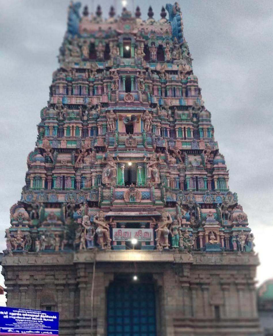 நீடாமங்கலம்  அருகேயுள்ள பூவனூர் சதுரங்கவல்லபநாதர் கோயில் முகப்பு தோற்றம்.