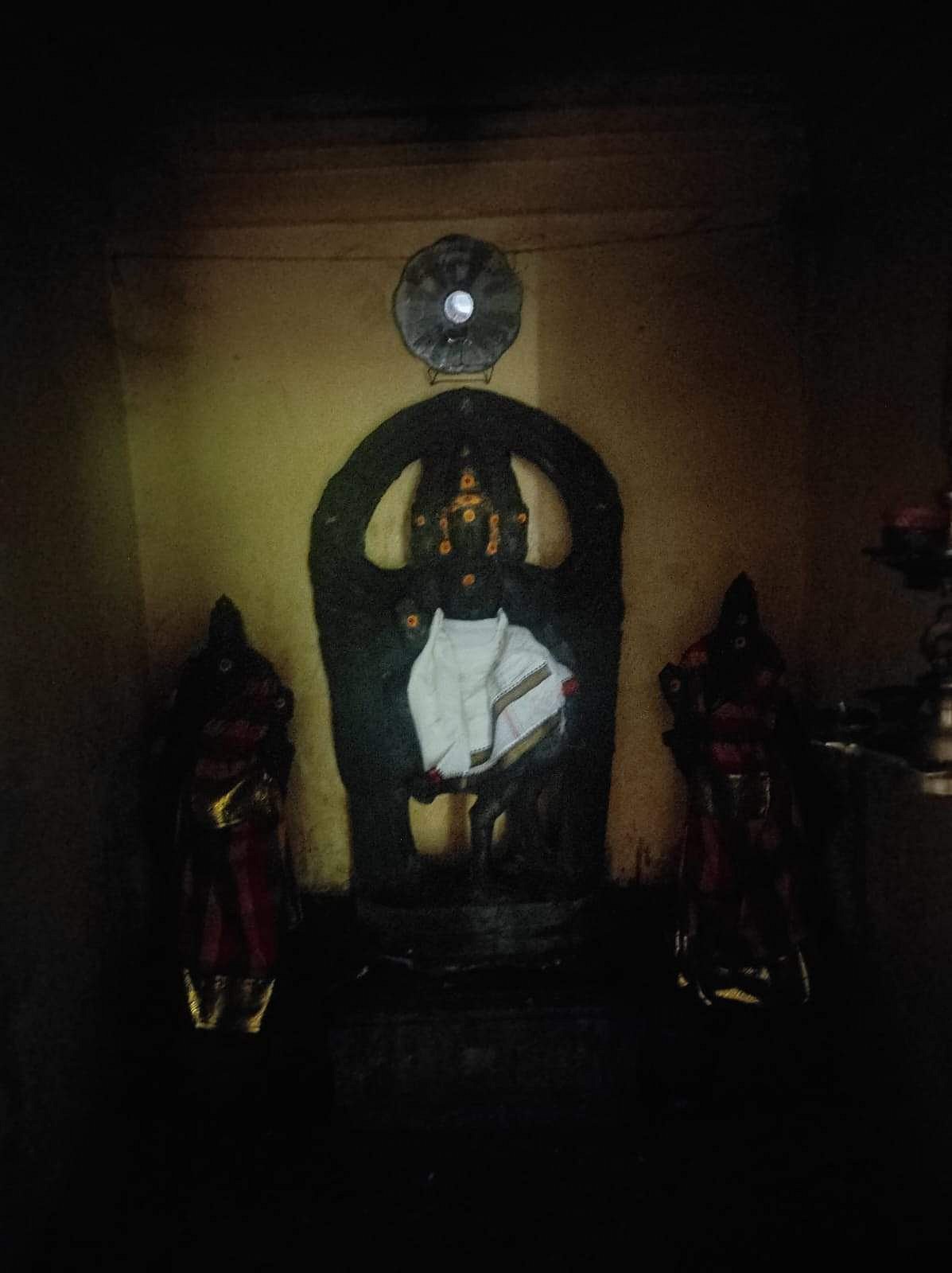 <strong>வள்ளி-தேவசேனா சமேதராய் ஆறுமுகப் பெருமான்</strong>