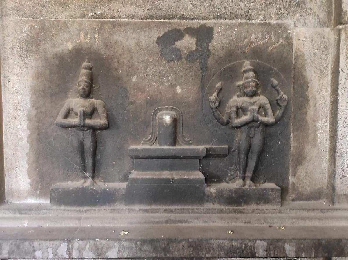 <strong>சந்திரன் பூஜை செய்யும் சிற்பம்</strong>