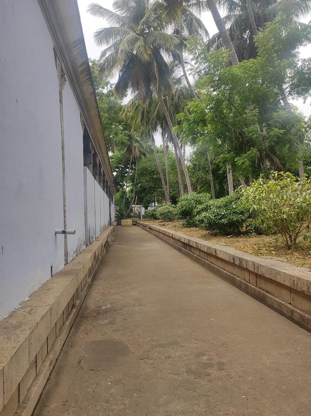 <strong>கோயிலின் வெளிப் பிரகாரம்</strong>