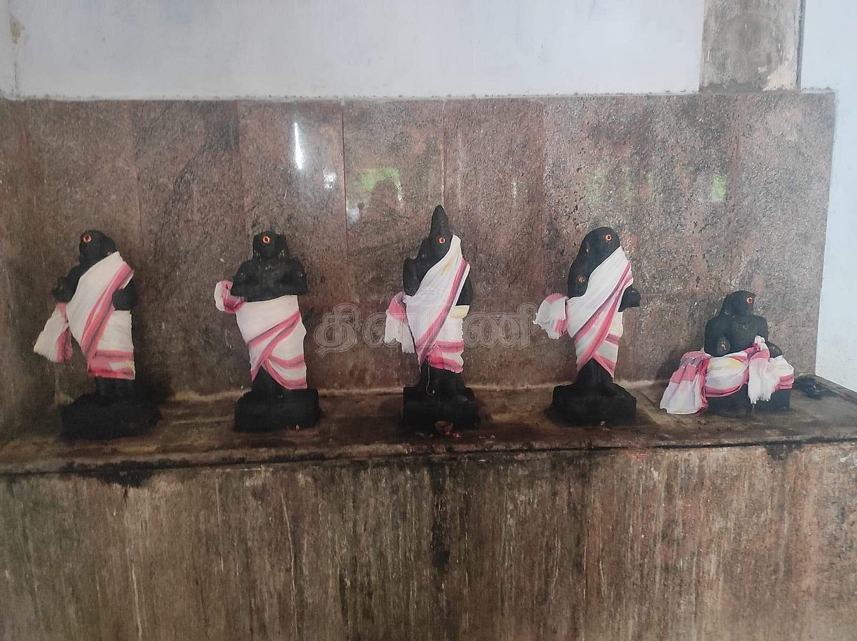 <strong>சமயக் குரவர்கள் நால்வருடன் சேக்கிழார்</strong>