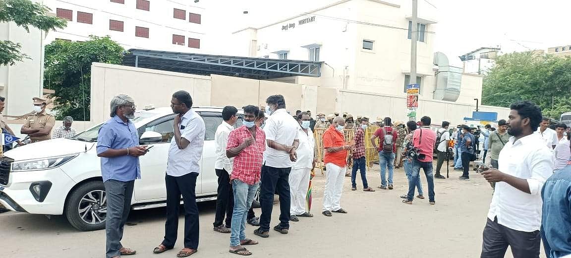 திருவள்ளூர் பள்ளி மாணவியின் உடல் குடும்பத்தினரிடம் ஒப்படைப்பு