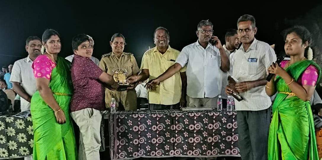 பயிற்சி பெற்றவர்களுக்கு சான்றிதழ்களும் நினைவு பரிசுகளையும் வழங்கும் காவல் ஆய்வாளர் சரஸ்வதி