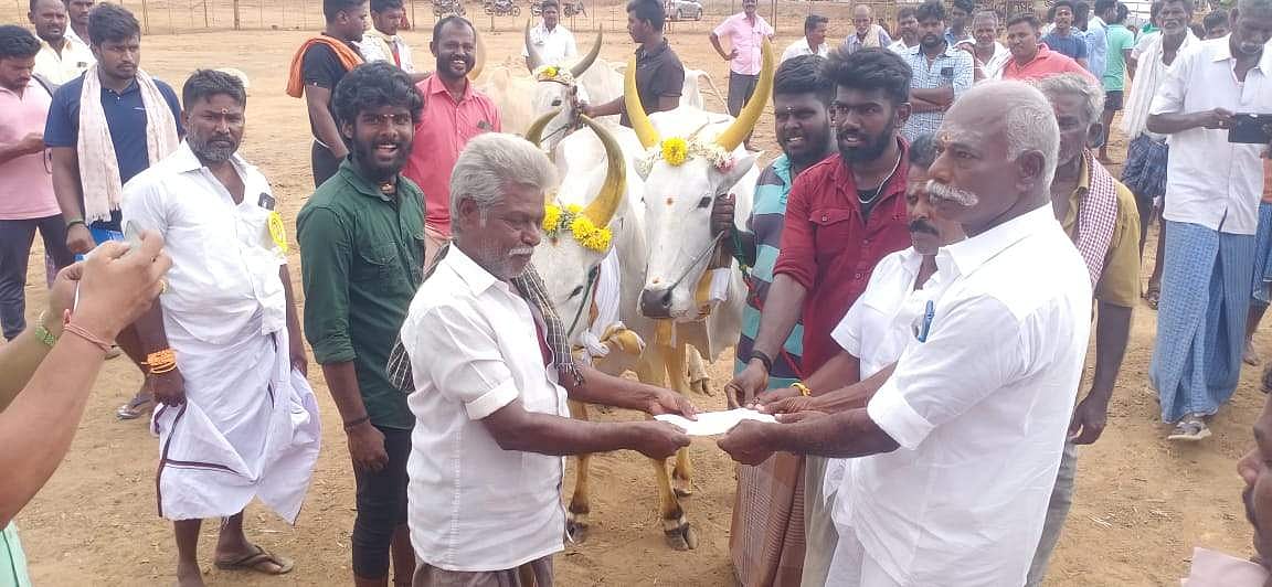 மாட்டு வண்டிப் பந்தயத்தில் வென்ற மாடுகளின் உரிமையாளர்களுக்கு ரொக்கப் பரிசுகள் வழங்கப்பட்டது.