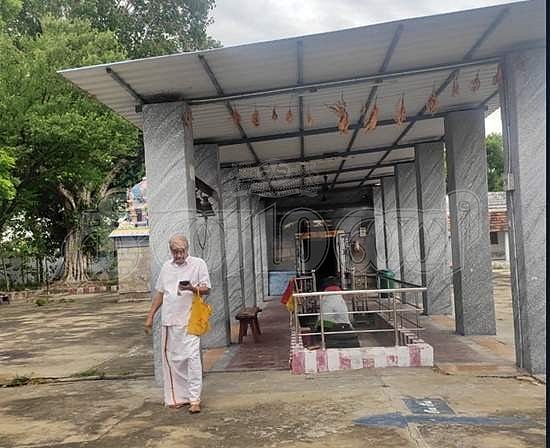 <strong>கோயிலின் கருவறை சன்னதி எதிரிலுள்ள மண்டபம்</strong>